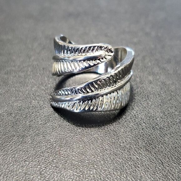 **Sale** Silver tone leaf ring size 7.5 - Picture 1 of 8